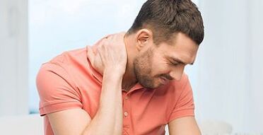 dhimbje në qafën e një njeriu me osteokondrozë të qafës së mitrës