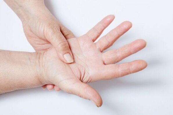 Mpirja e duarve është një nga simptomat e osteokondrozës lumbare